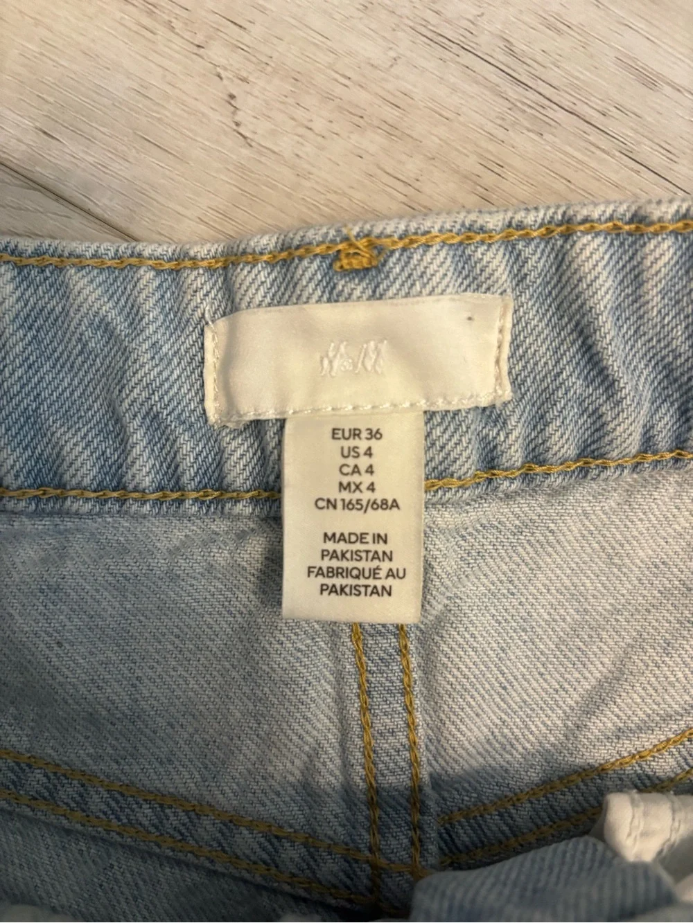 H&M High Rise Distressed Denim Shorts Light Wash Frayed Hem Size 4